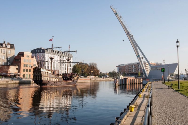 Kładka nad Motławą. Kiedyś krytykowana, dziś uwielbiana - służy Gdańskowi od dwóch lat - GospodarkaMorska.pl