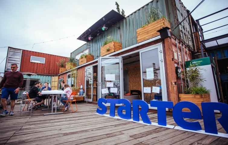 STARTER w 100czni. Oferuje warsztaty, prelekcje, spotkania oraz coworking pod żurawiami - GospodarkaMorska.pl