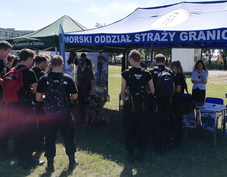 Posłowie PiS proponują, by klasy mundurowe działały według wytycznych określonych przez MEN i MON - GospodarkaMorska.pl