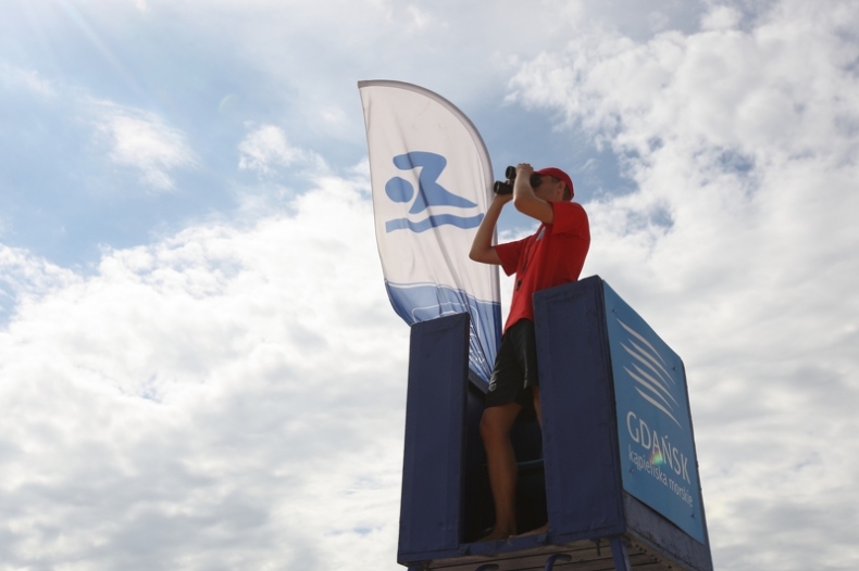 Pierwsi ratownicy już na stanowiskach. Kolejne kąpieliska będą otwierane sukcesywnie - GospodarkaMorska.pl
