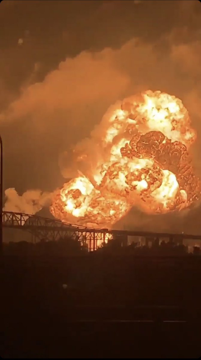 USA: Wielki pożar w najstarszej rafinerii na Wschodnim Wybrzeżu (wideo) - GospodarkaMorska.pl