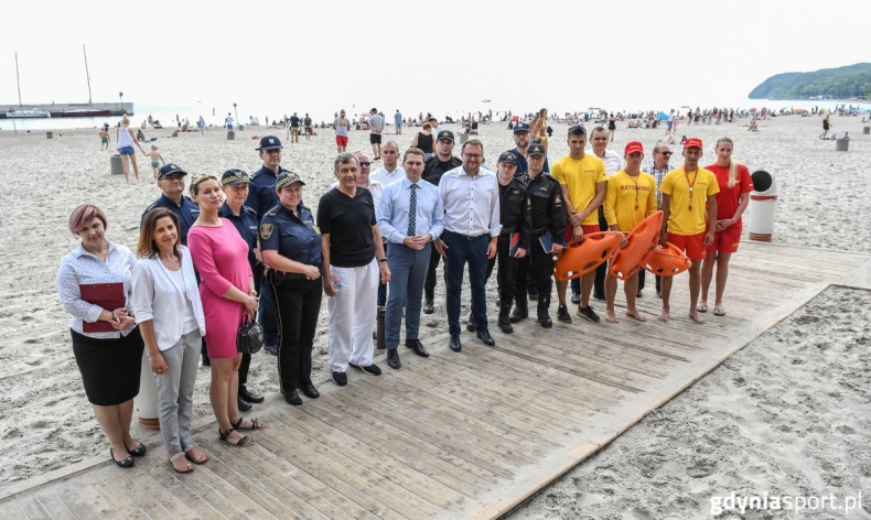 Ruszył sezon kąpielowy w Gdyni - GospodarkaMorska.pl