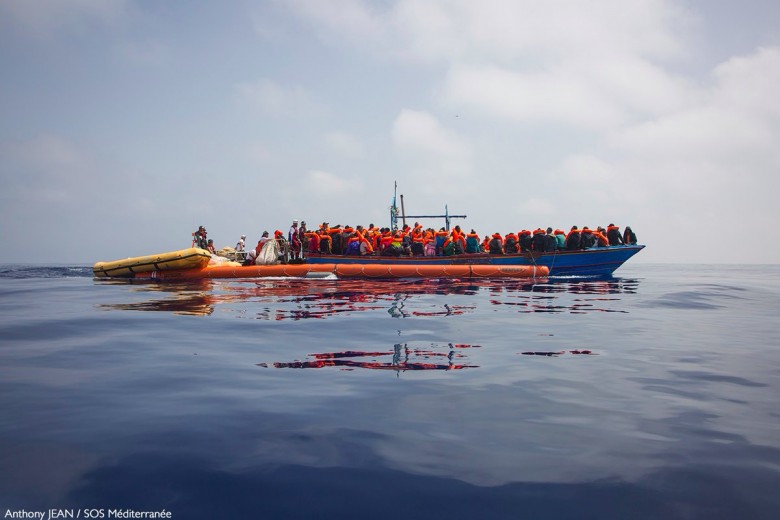 Blisko 300 migrantów uratowały służby w weekend na Morzu Śródziemnym - GospodarkaMorska.pl