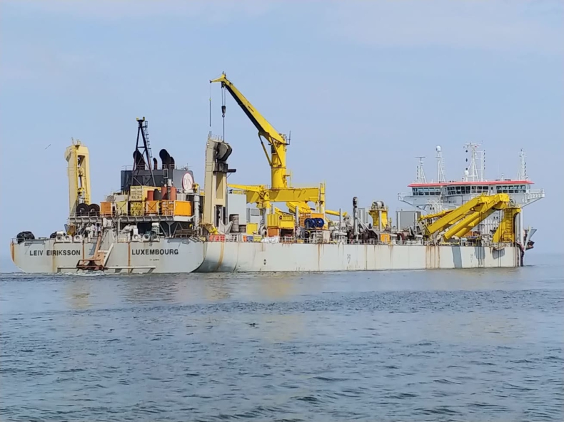 Przy okazji pogłębiania toru wodnego do Portu Gdańsk na plaże trafi ok. 4 mln m sześć. piasku. Prace wykonuje największa na świecie pogłębiarka (foto, wideo) - GospodarkaMorska.pl