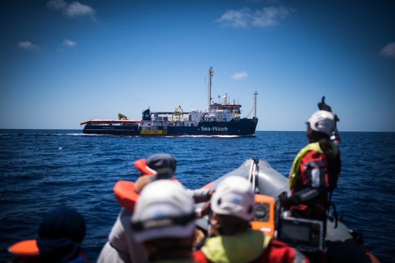 Wbrew zakazowi Włoch statek NGO z migrantami płynie w stronę Lampedusy - GospodarkaMorska.pl