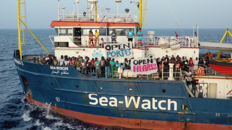 Włochy: Statek z migrantami stoi naprzeciwko portu na wyspie Lampedusa - GospodarkaMorska.pl