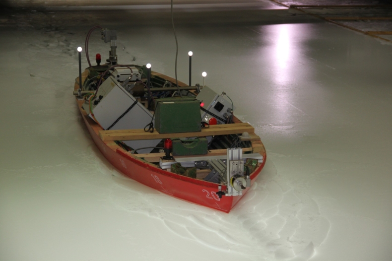 Kolejne próby nowych lodołamaczy dla RZGW w Szczecinie na basenie lodowym w Hamburgu (foto) - GospodarkaMorska.pl