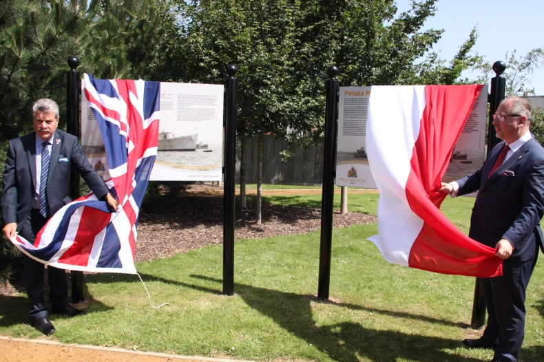 Polska Ambasada w Londynie: Odsłonięto tablice pamiątkowe poświęcone Polskiej Marynarce Wojennej - GospodarkaMorska.pl