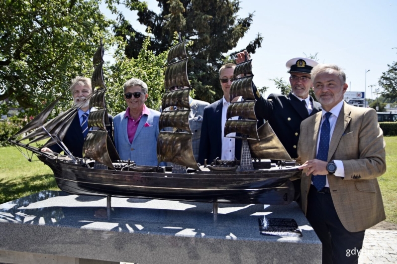 Miniaturowy Dar Pomorza zawinął do Gdyni - GospodarkaMorska.pl