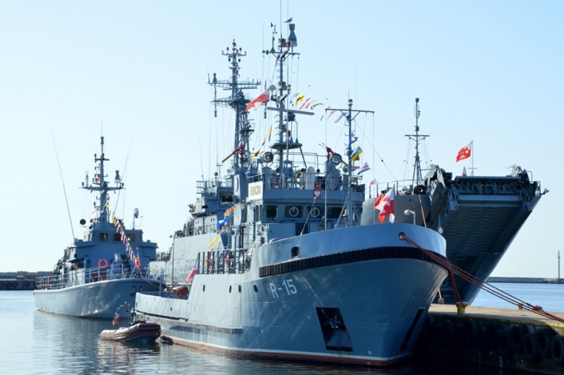 Szef MON: Marynarkę Wojenną RP cechuje honor, patriotyzm i odwaga - GospodarkaMorska.pl