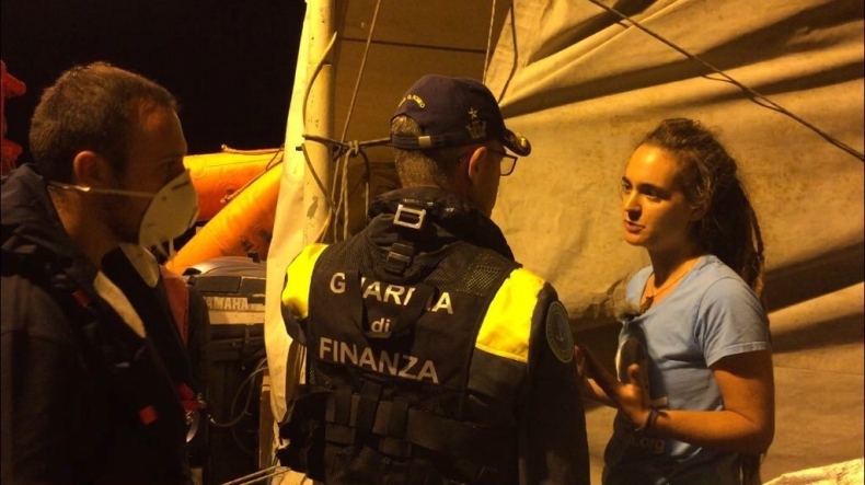 Niemcy: Tysiące osób dały pieniądze na pokrycie kosztów prawnych aresztowanej kapitan - GospodarkaMorska.pl