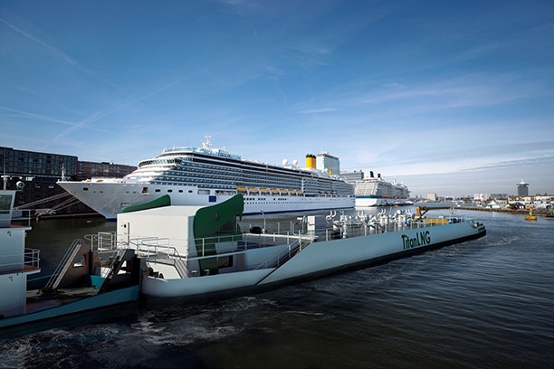 Titan LNG ochrzcił pierwszą europejską barkę do bunkrowania LNG - GospodarkaMorska.pl