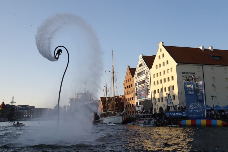 Water Show na Motławie. Tysiące gdańszczan i turystów podziwiało akrobatyczne popisy - GospodarkaMorska.pl