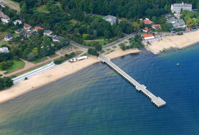 Na plaży w Orłowie znaleziono zwłoki starszego mężczyzny - GospodarkaMorska.pl