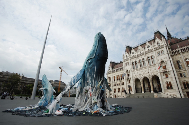 Wieloryby przed węgierskim parlamentem w ramach akcji Greenpeace - GospodarkaMorska.pl