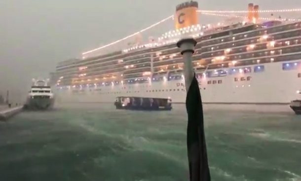 Duży wycieczkowiec blisko zderzenia na kanale weneckim (wideo) - GospodarkaMorska.pl