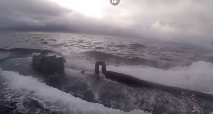 Zobacz, jak amerykańska straż przybrzeżna zatrzymuje przemytników (wideo) - GospodarkaMorska.pl