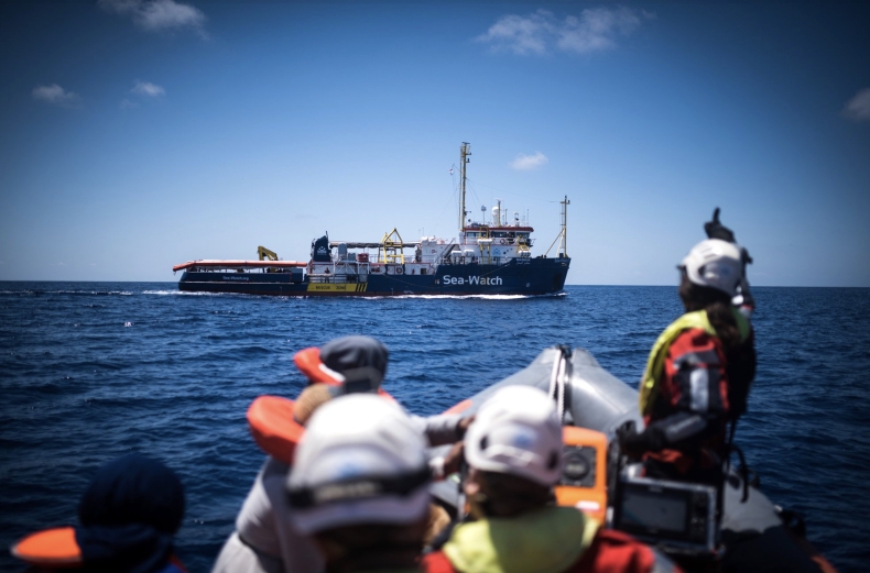 Włochy: kapitan statku Sea Watch 3 skarży szefa MSW - GospodarkaMorska.pl