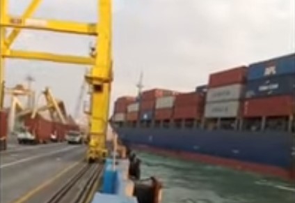 Mały kontenerowiec uderzył w suwnicę indonezyjskiego terminalu (wideo) - GospodarkaMorska.pl