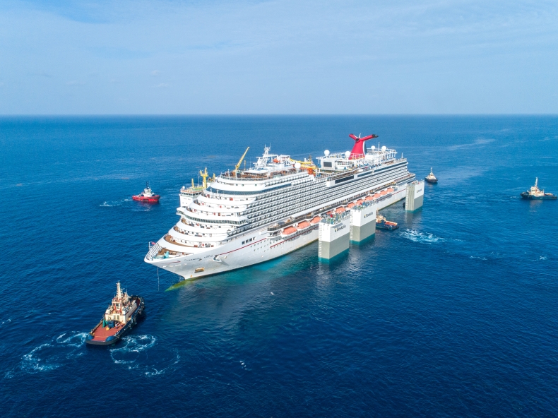 Niecodzienny widok. Zobacz jak, przy pomocy ciężarowca, przewożony jest duży wycieczkowiec (foto, wideo) - GospodarkaMorska.pl