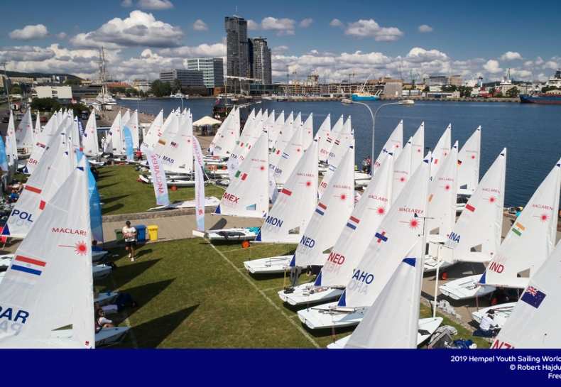 Tytus Butowski trzeci po pierwszym dniu Młodzieżowych Mistrzostw Świata World Sailing - GospodarkaMorska.pl