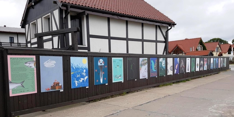 Plastik Niefantastik – nowa wystawa w Helu - GospodarkaMorska.pl