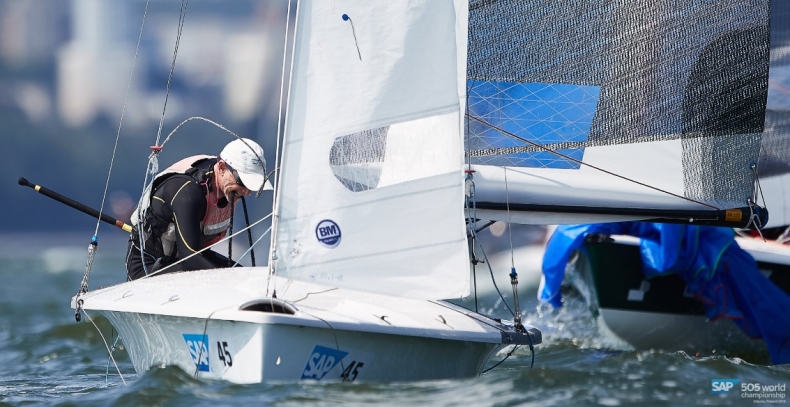 Klasa 505: Regaty Pucharu Polski na półmetku - GospodarkaMorska.pl