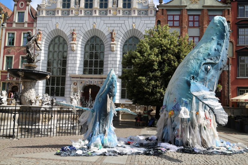 Wieloryby w morzu plastiku na ulicy Gdańska (foto) - GospodarkaMorska.pl