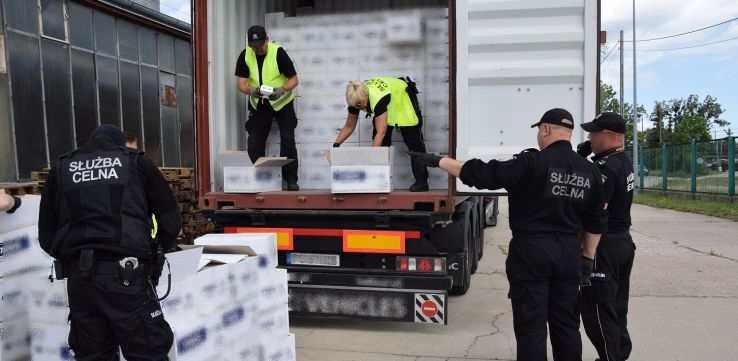 W gdańskim porcie udaremniono przemyt 15 mln papierosów z Chin - GospodarkaMorska.pl