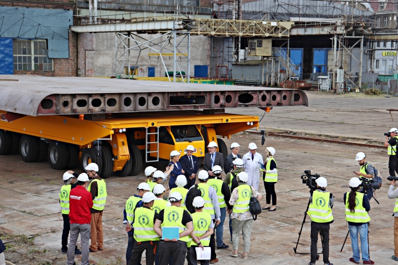 Stocznia Szczecińska odebrała samojezdną platformę do transportu ładunków ponadwymiarowych (foto) - GospodarkaMorska.pl