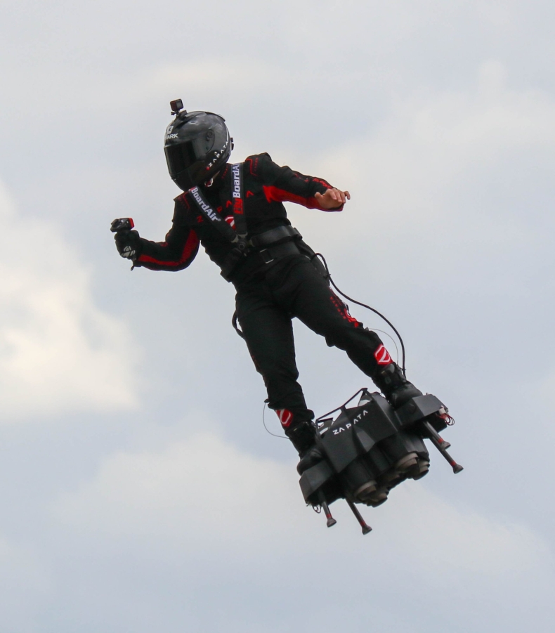 Francja: Prefektura odradza przeprawę nad La Manche na flyboardzie - GospodarkaMorska.pl