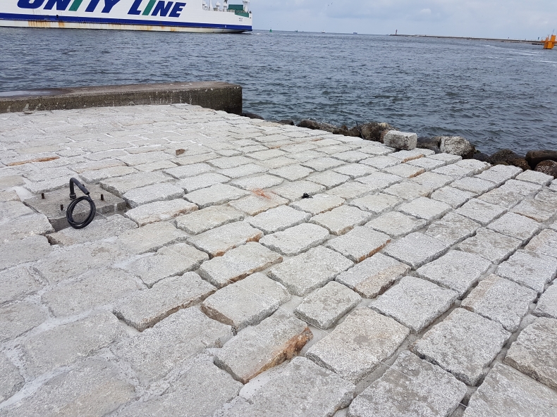 Remont ostróg przy falochronie centralnym w Świnoujściu - GospodarkaMorska.pl