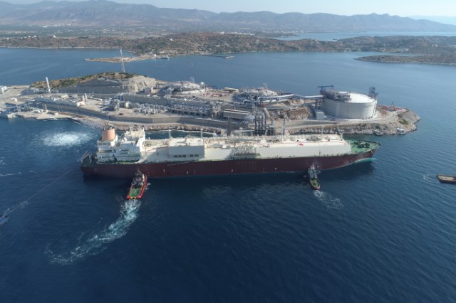 Tankowiec Q-Flex Qatargasu po raz pierwszy dostarczył LNG do greckiego terminalu Revithoussa - GospodarkaMorska.pl