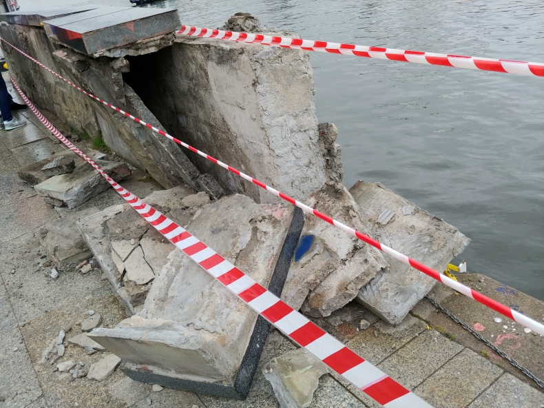 Katamaran uderzył w mur na nabrzeżu Motławy (foto) - GospodarkaMorska.pl
