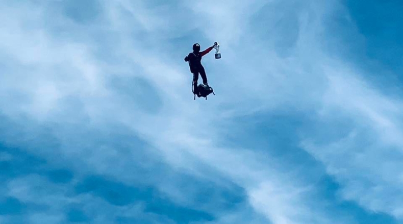 Latający człowiek próbował pokonać La Manche. Nie udało się - GospodarkaMorska.pl