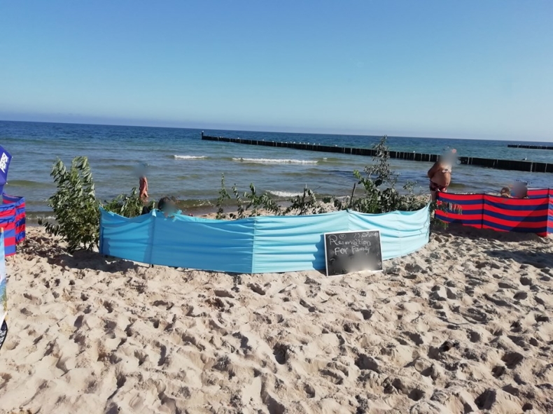 Turysta rozłożył parawan i ozdobił roślinami z wydm. Interweniowała policja - GospodarkaMorska.pl