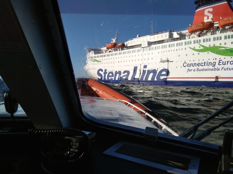 Akcja ratunkowa na Bałtyku. Mężczyzna wypadł z promu (aktualizacja) - GospodarkaMorska.pl