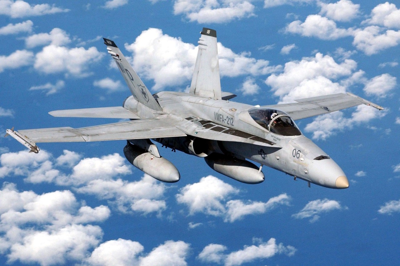 USA: Myśliwiec F-18 rozbił się w Kalifornii, siedmiu rannych - GospodarkaMorska.pl