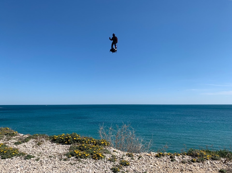 „Latający człowiek” przeleciał nad La Manche na flyboardzie (wideo) - GospodarkaMorska.pl