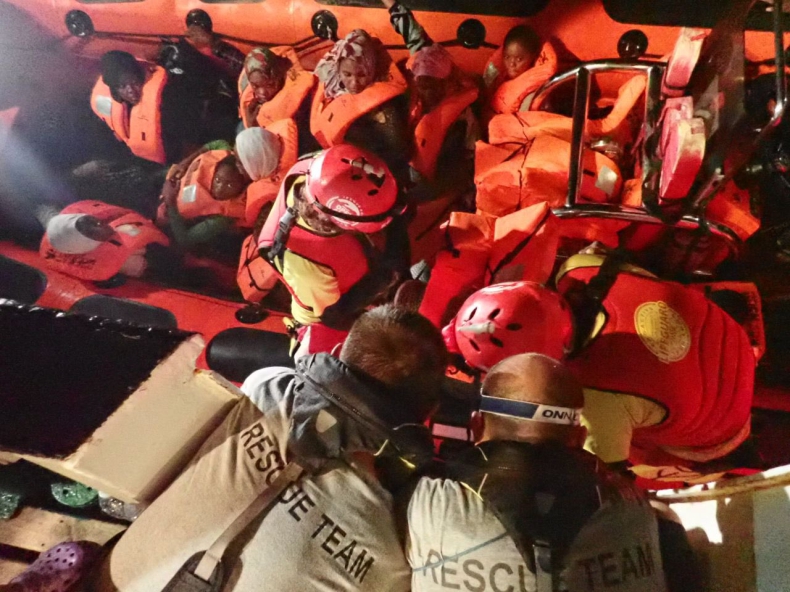 Hiszpania: Trwają poszukiwania portu dla uratowanych na morzu 124 migrantów - GospodarkaMorska.pl