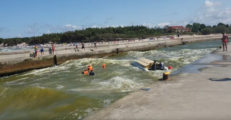Motorówka wywróciła się podczas wejścia do portu w Rowach (foto, wideo) - GospodarkaMorska.pl