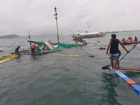 Filipiny: Do 25 wzrosła liczba ofiar śmiertelnych zatonięcia promów - GospodarkaMorska.pl