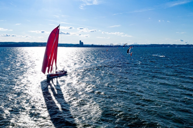 Gdynia macierzystym portem jachtu regatowego klasy VO65 - GospodarkaMorska.pl