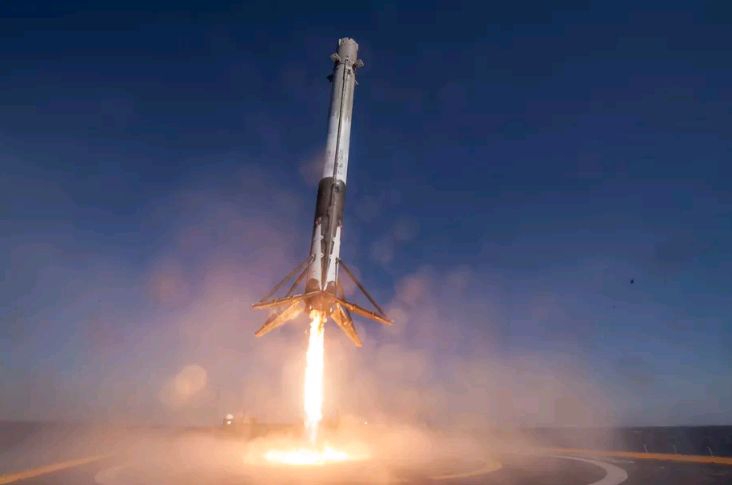 Zobacz statek łapiący w siatkę część rakiety SpaceX (wideo) - GospodarkaMorska.pl