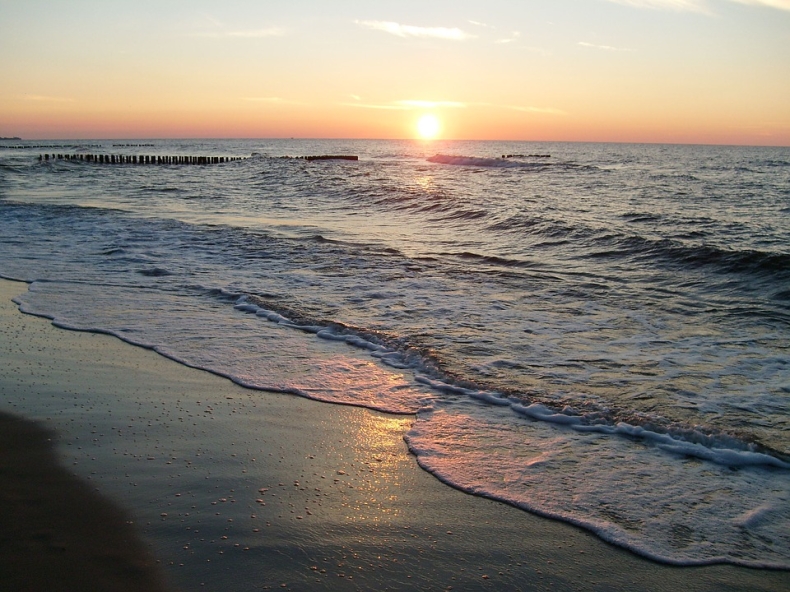 Policjant z Poznania uratował w Mielnie troje dzieci, które porwał prąd morski - GospodarkaMorska.pl