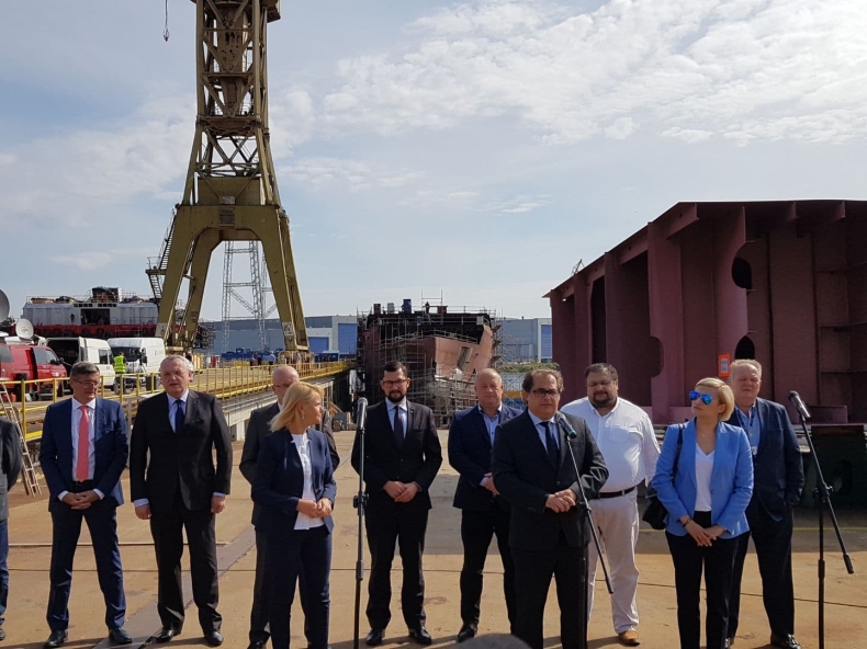 Gróbarczyk: Prom, którego projekt zostanie kupiony na wolnym rynku, będzie napędzany gazem LNG - GospodarkaMorska.pl