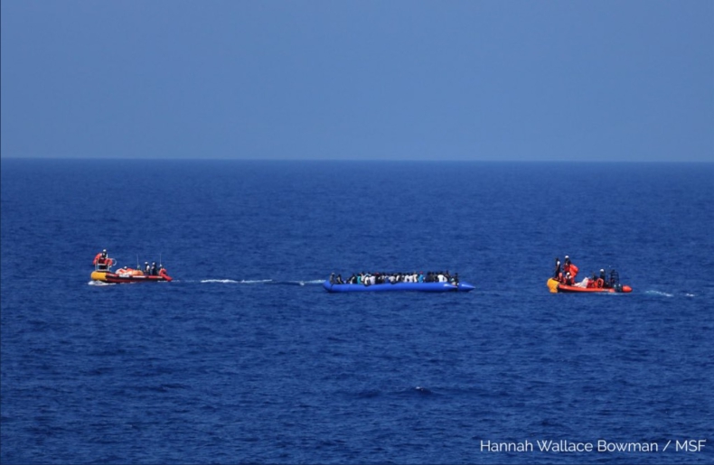 Ponad 400 migrantów na statkach NGO na wodach włoskich i libijskich - GospodarkaMorska.pl
