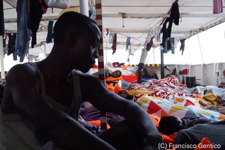 „Całkowity brak człowieczeństwa”. Ponad 500 migrantów w obliczu kompletnego impasu - GospodarkaMorska.pl