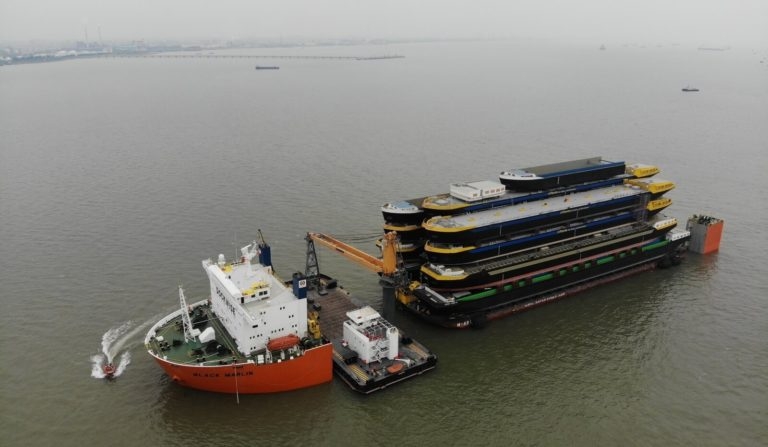 Do Rotterdamu wpłynął ciężarowiec z 18 kadłubami Damena na pokładzie (foto) - GospodarkaMorska.pl