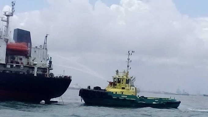 Pożar tankowca u wybrzeży Nigerii zakończył się ewakuacją załogi - GospodarkaMorska.pl